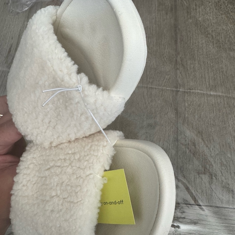 All in motion slip ons size 8 NWT - Picture 4 of 5